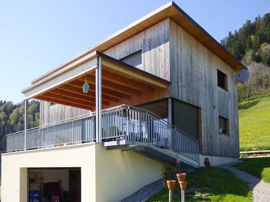 Holzhaus mit Metallgeländer in Vorarlberg