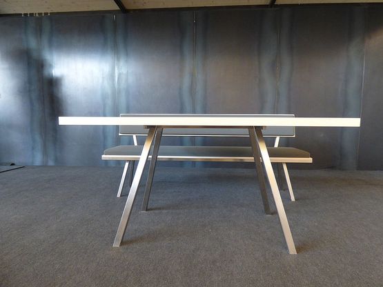 Metalltisch und Bank